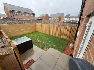 Another job over the line at a property in Cambuslang 👌
The garden sloped down at the right corner of the house, so after a few ideas back and forth, we decided on a split-level patio with a small step back up onto the patio and artificial grass area — and doesn’t it look great! 🔥
We supplied & installed:
🟢 Beige Amalfi porcelain tiles
⚪️ Slate cobble block edging
⚫️ 30mm luxury artificial grass
🟢 Spanish Gold decorative stones
Another very happy customer 🙌
Great work once again by the team 👏
Cut N Blo Team 🟢⚪️⚫️