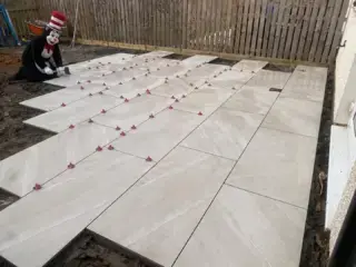 Our Robroyston project is certainly taking shape! 👌
With around 100 tiles to lay, we had to call in an extra pair of paws to help push things along 😂🐾
1200x600 Beige Valar porcelain going down on this one!