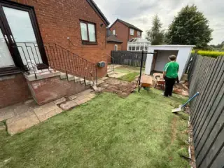 Another job underway today at 
Mount Vernon 👌
🟢 Porcelain patio
⚪️ Porcelain pathway
⚫️ Artificial grass
🟢Block edging setts
Cut N Blo Team